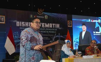 Ketua Bawaslu Republik Indonesia, Rahmat Bagja saat memberikan sambutan pada kegiatan Diskusi Tematik bertajuk “Desain Kelembagaan Pengawas dan Penegakan Hukum Pemilu” di Hotel Santika Premiere Padang, Jumat (11/9/2026)