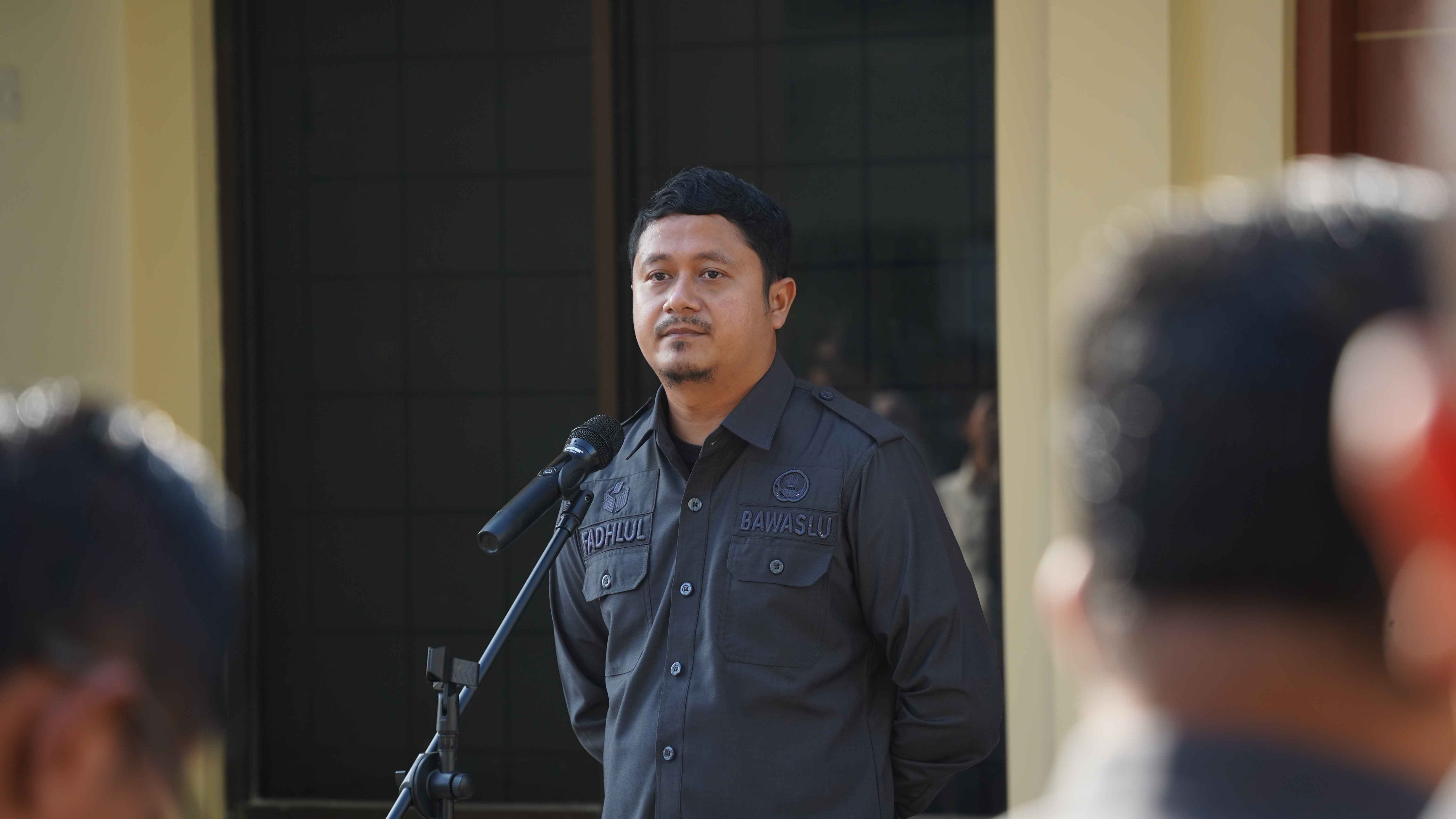 Fadhlul Hanif saat menyampaikan amanat apel senin di halaman kantor Bawaslu Provinsi Sumatera Barat, Senin. 26/01/2026