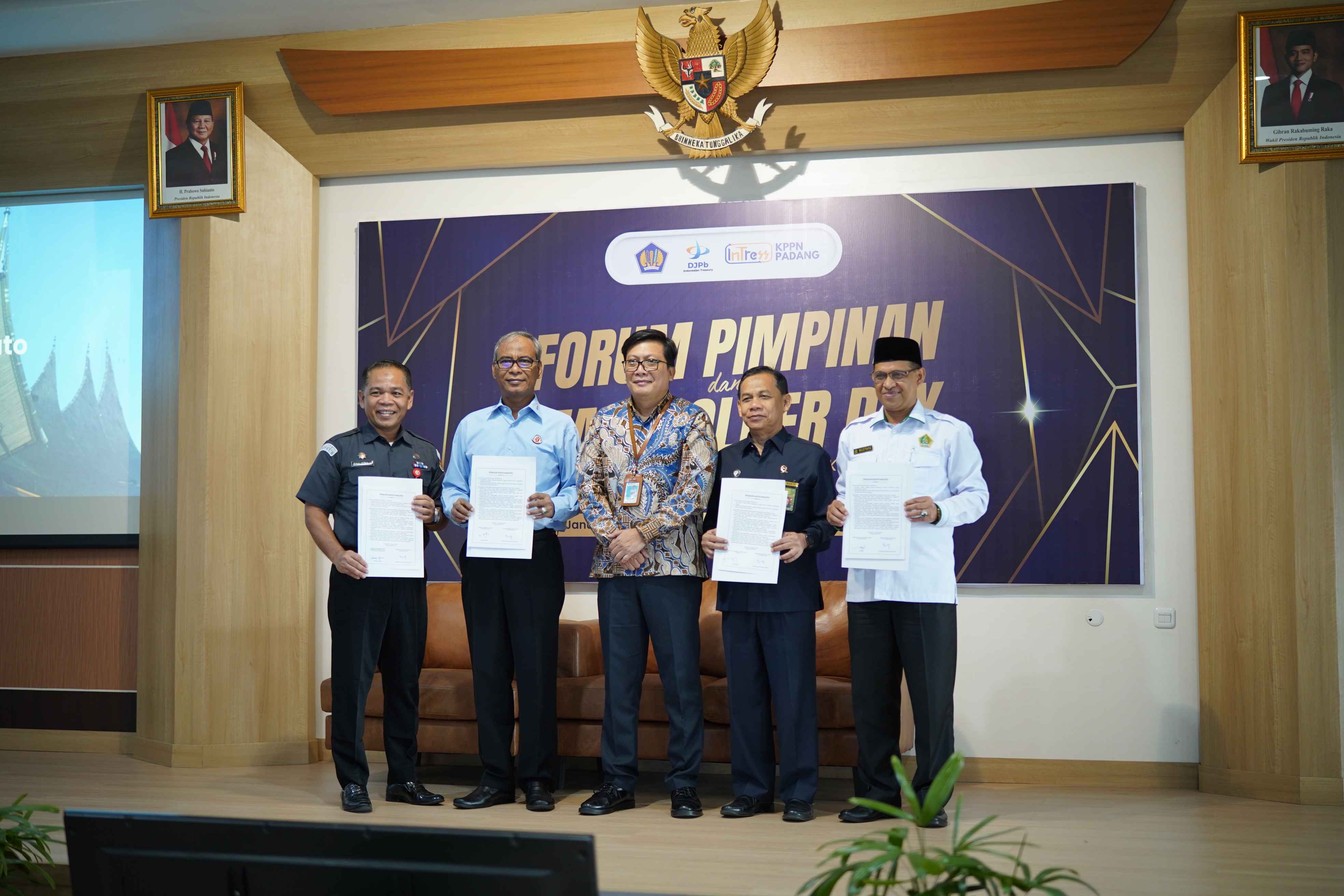 Kepala Sekretariat Bawaslu Provinsi Sumatera Barat, Rinaldi Aulia menerima penghargaan sebagai unit kerja dengan satuan kerja (satker) binaan pada Indikator Kinerja Pelaksanaan Anggaran (IKPA) Tahun Anggaran 2025.