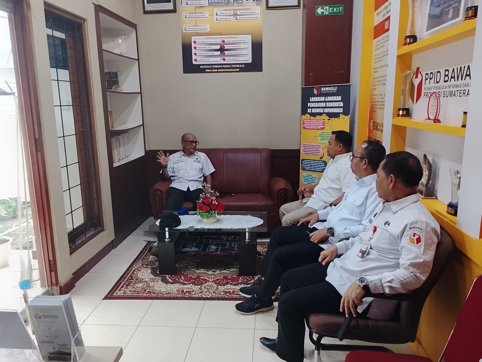 Ketua Umum Kadin Sumatera Barat, Buchari Bachter berkunjung ke Kantor Bawaslu memperkuat konsolidasi Demokrasi, Rabu. 28/01/2026.