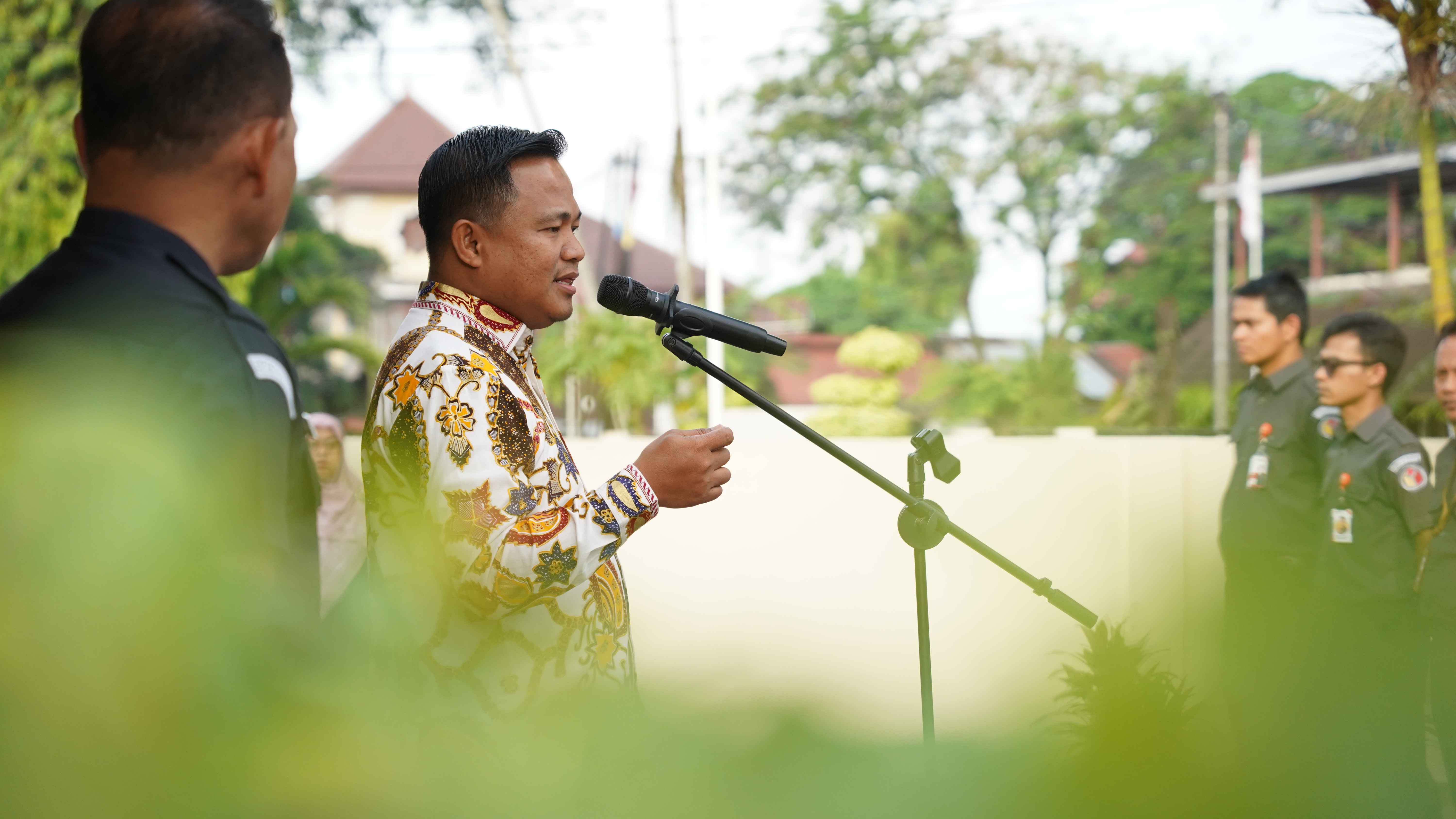 Muhamad Khadafi saat pimpin apel pagi di lingkungan sekretariat Bawaslu Provinsi Sumatera Barat, Senin. 02/02/2026