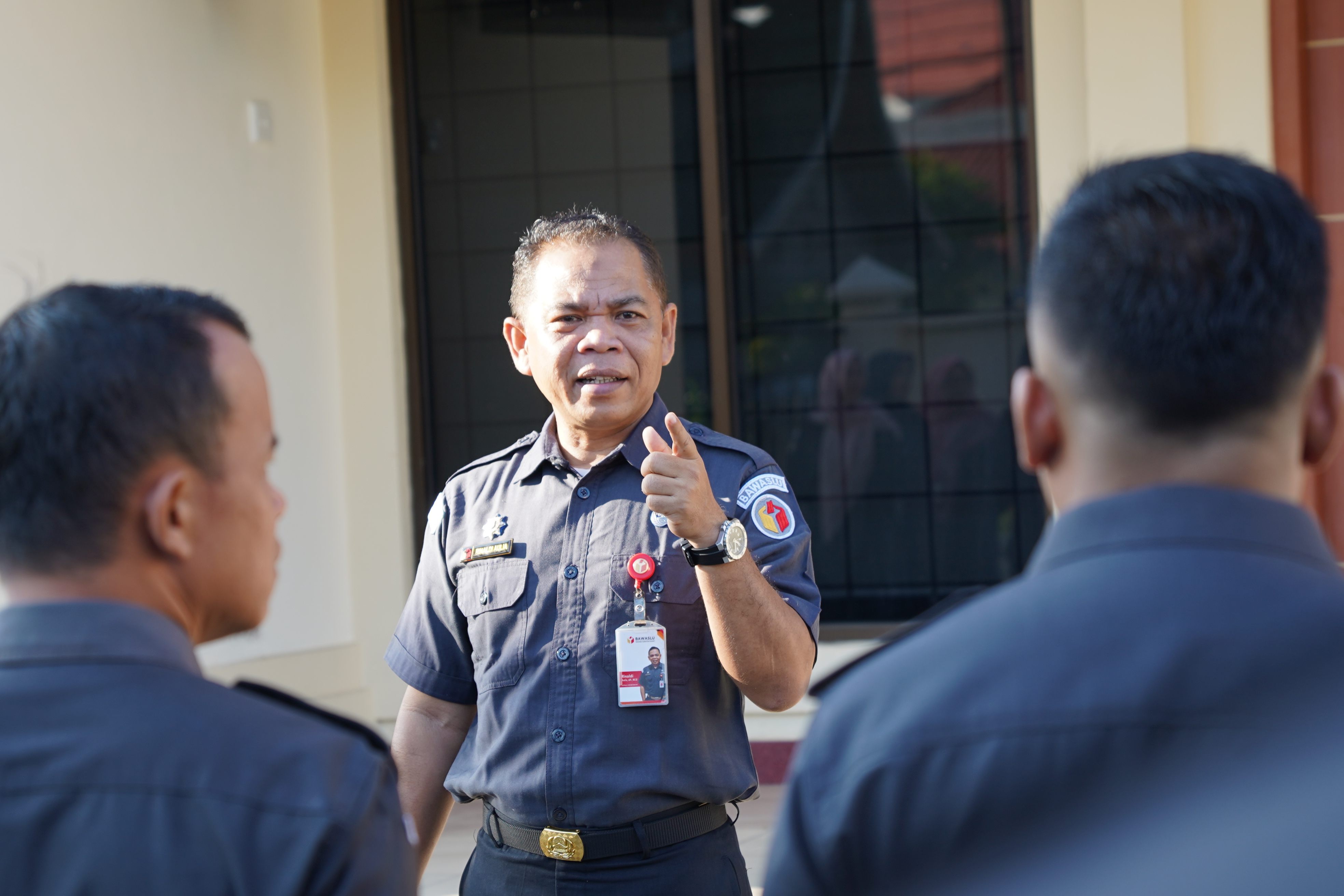 Rinaldi Aulia selaku Kepala Sekretariat Bawaslu Provinsi Sumatera Barat saat menyampaikan amanat Apel pagi, Senin. 20/04/2026