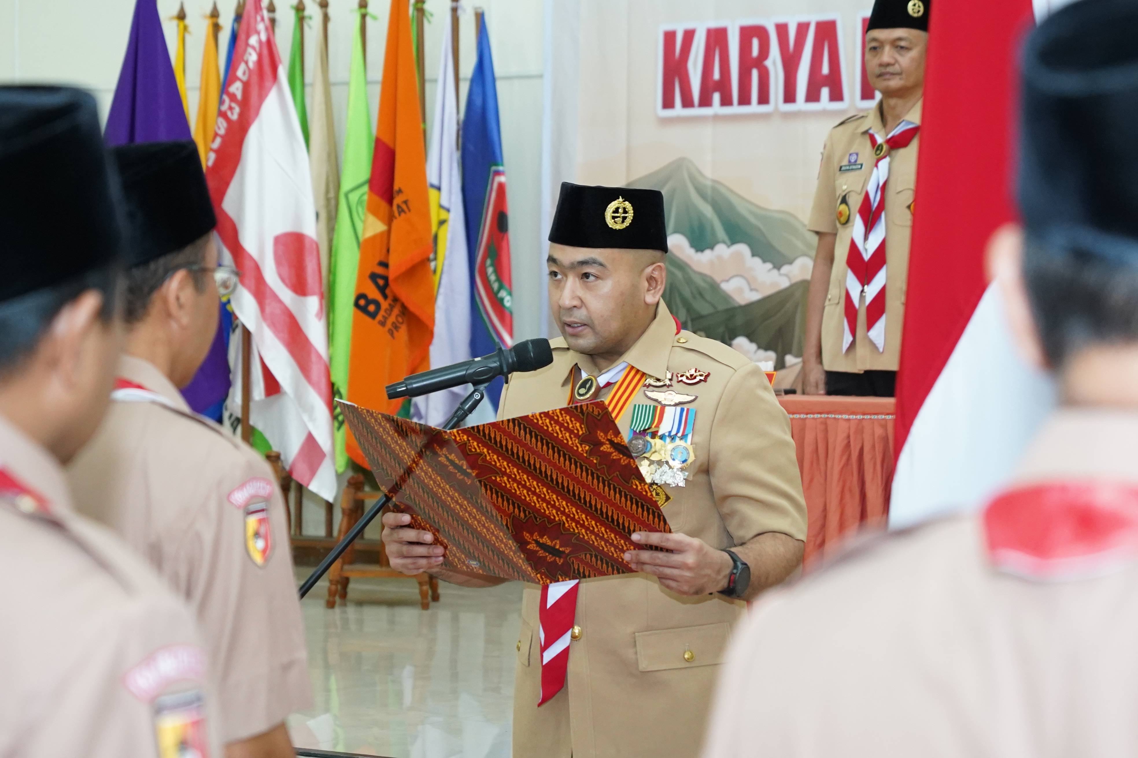 Ketua Kwartir Daerah (Kwarda) Gerakan Pramuka Sumatera Barat, Kakak Audy Joinaldi. Dalam prosesi pelantikan, para pengurus resmi dikukuhkan melalui pengucapan ikrar, Senin. 27/04