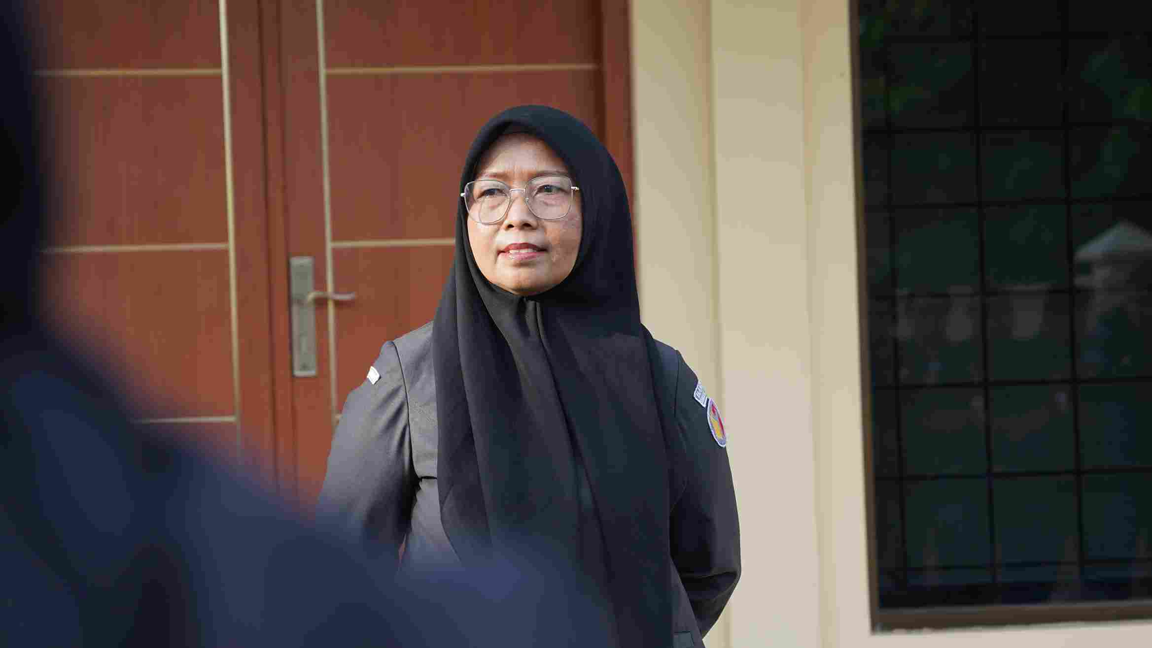 Kepala Bagian Penanganan Pelanggaran dan Penyelesaian Sengketa Bawaslu Provinsi Sumatera Barat, Eriyanti pimpin apel pagi, Senin. 11/05