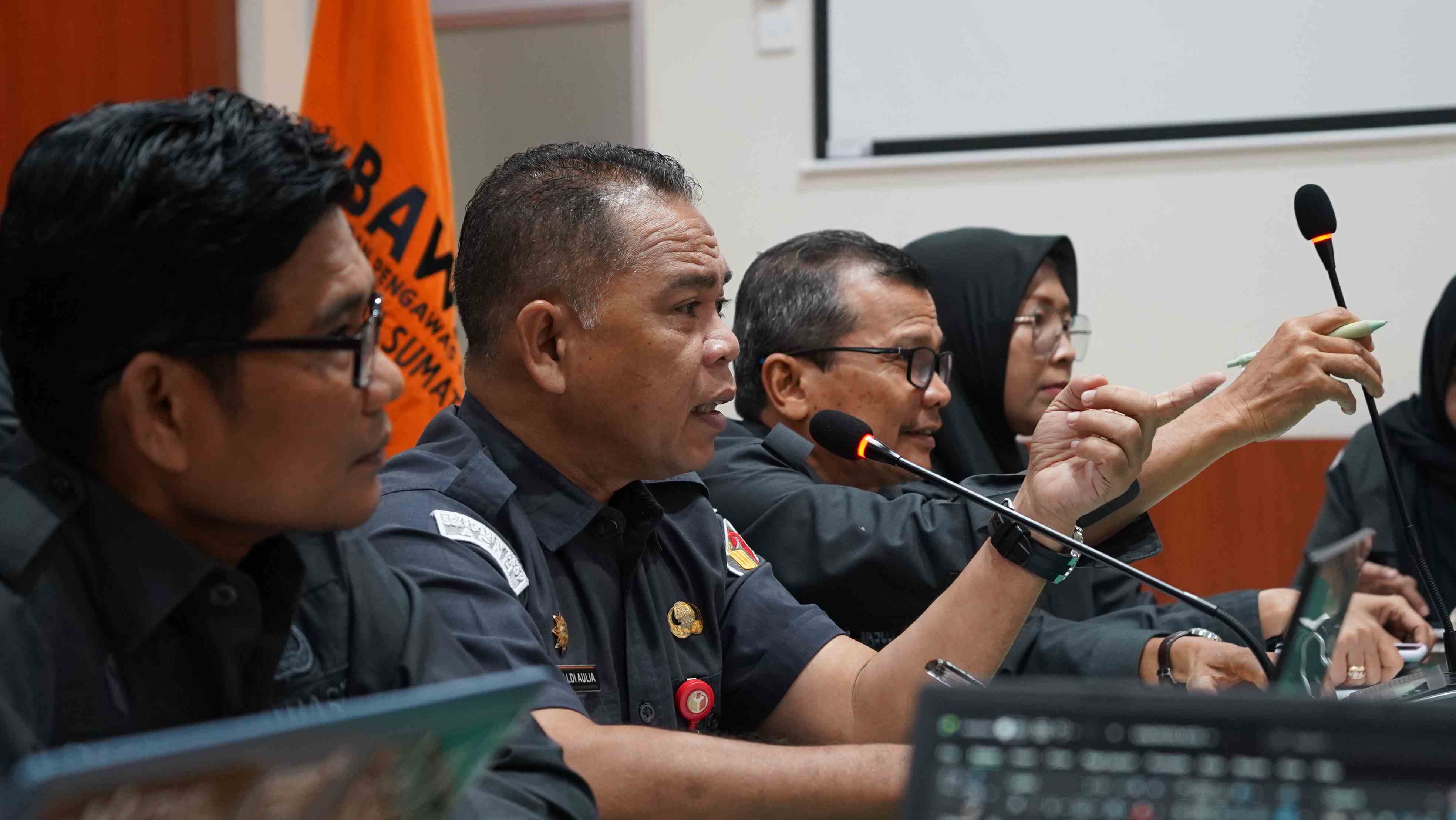 Kepala Sekretariat Bawaslu Provinsi Sumatera Barat,  Rinaldi Aulia menekankan pentingnya membina kesolidan dan kebersamaan di lingkungan sekretariat Bawaslu Kabupaten/Kota se-Provinsi Sumatera Barat, Selasa. 12/05