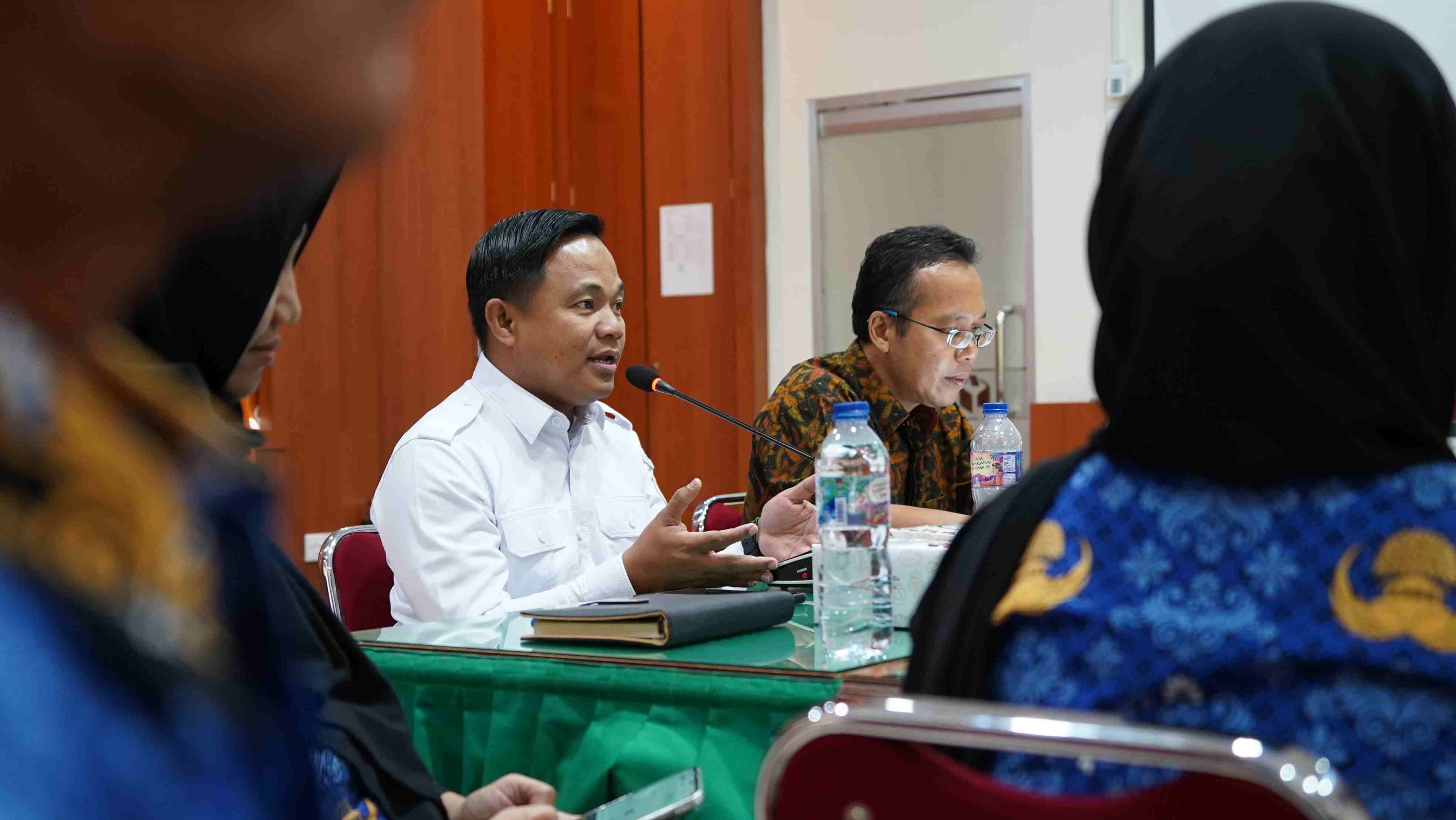 Anggota Bawaslu Provinsi Sumbar, Muhamad Khadafi sampaikan sambutan dalam kegiatan Rapat Dalam Kantor Kehumasan, Rabu. 20/05/2026
