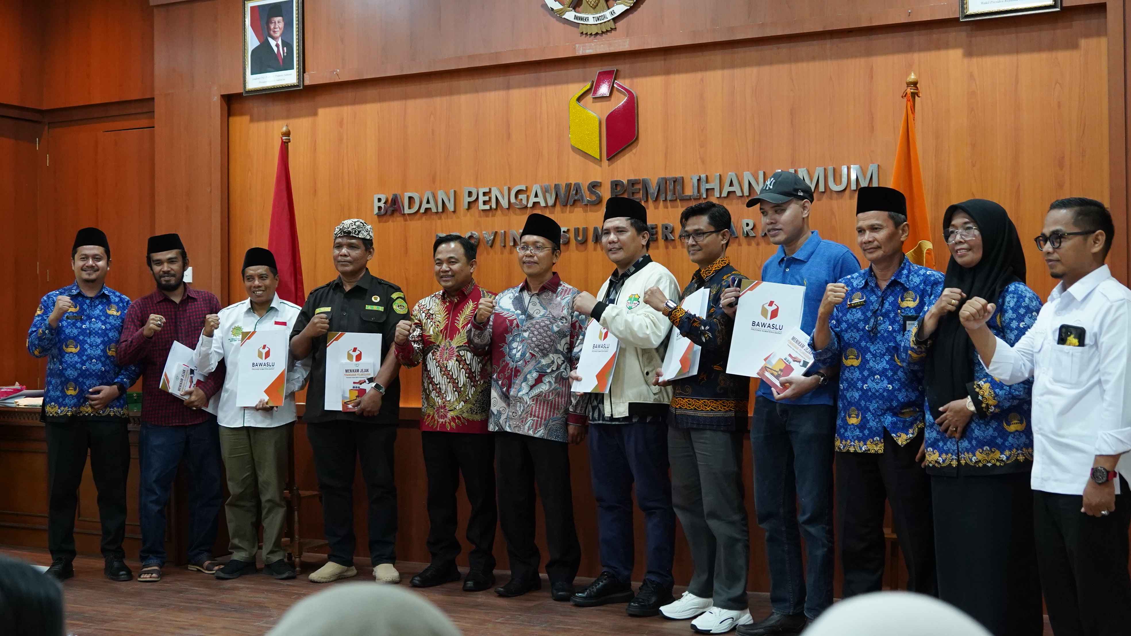 Penandatanganan MOU Pengawasan Partisipatif antara Bawaslu Provinsi Sumatera Barat dengan berbagai elemen trategis Masyarakat, Rabu. 20/05/2026