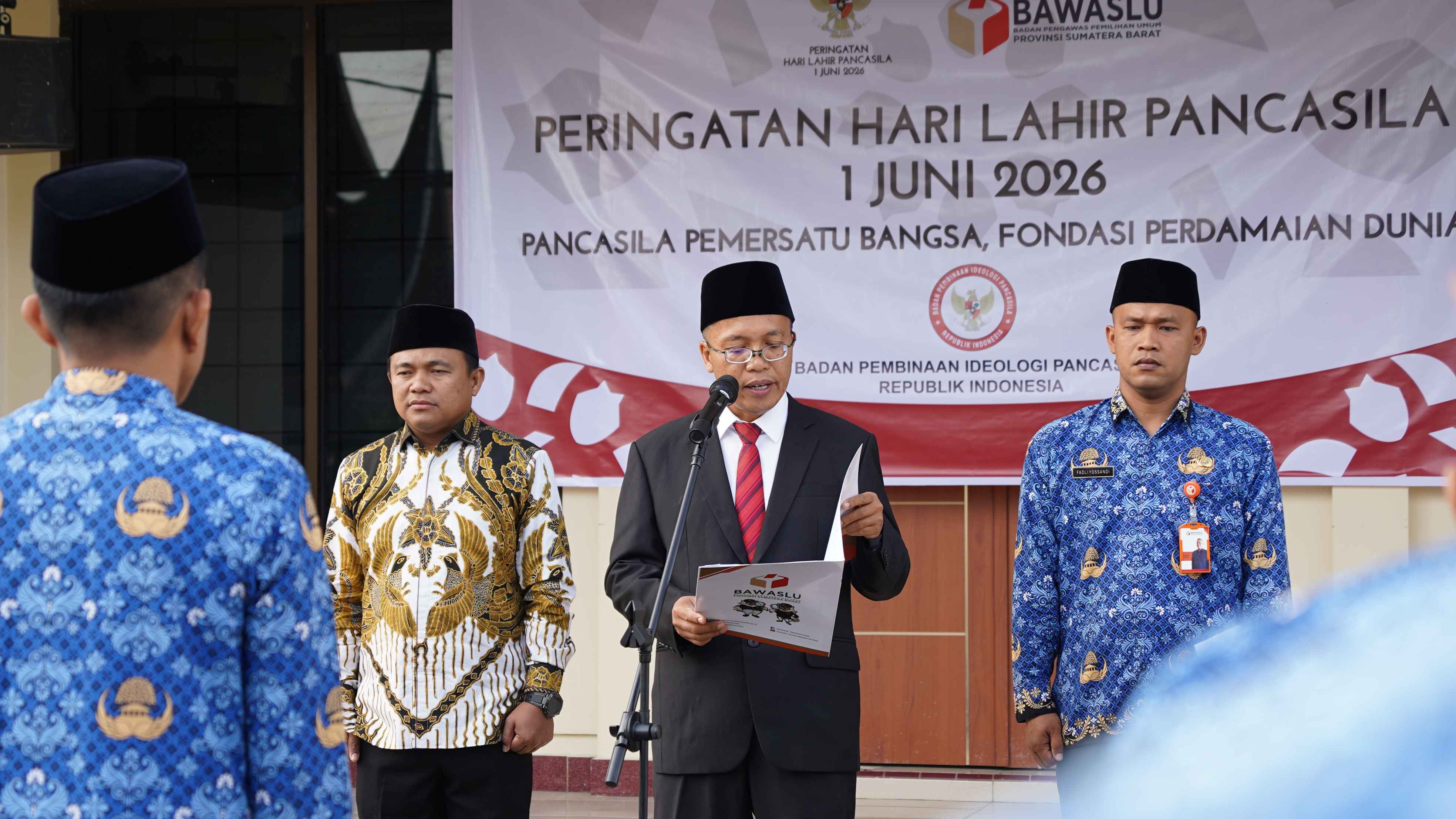 Ketua Bawaslu Sumbar, Alni Pimpin Upacara Peringatan Hari Lahir Pancasila, Senin. 01/06