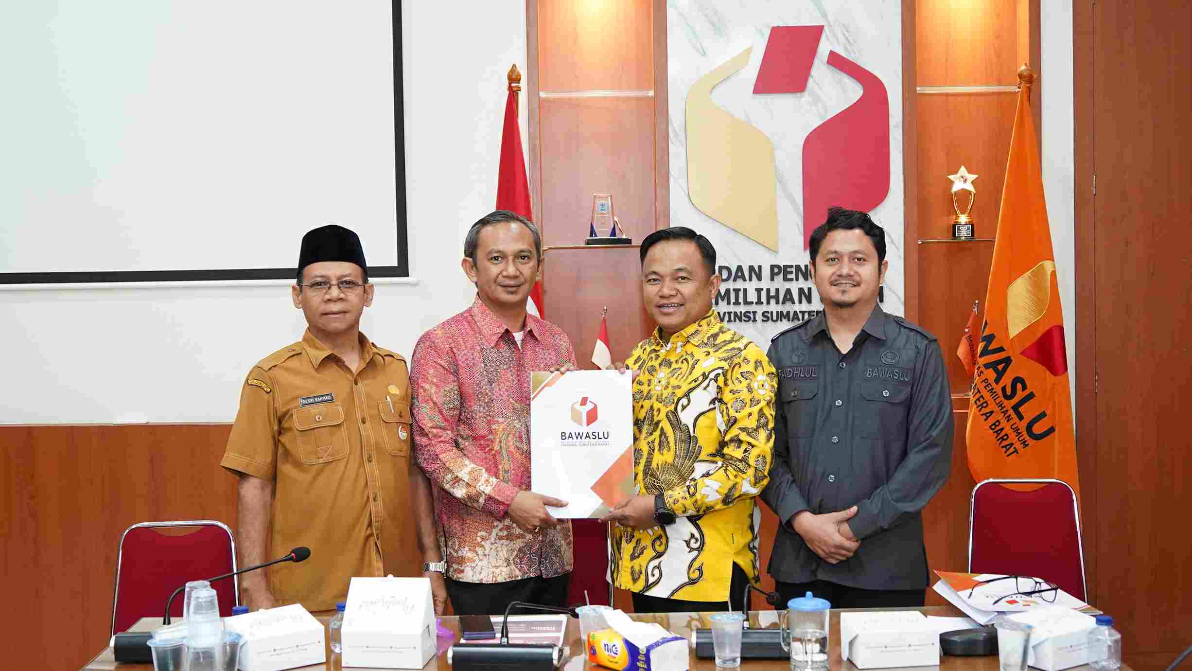 Penyerahan Saran Perbaikan Data Pemilih Oleh Anggota Bawaslu Sumbar, Muhamad Khadafi kepada Anggota KPU Provinsi Sumbar, Medo Patria, Selasa. (09/06)