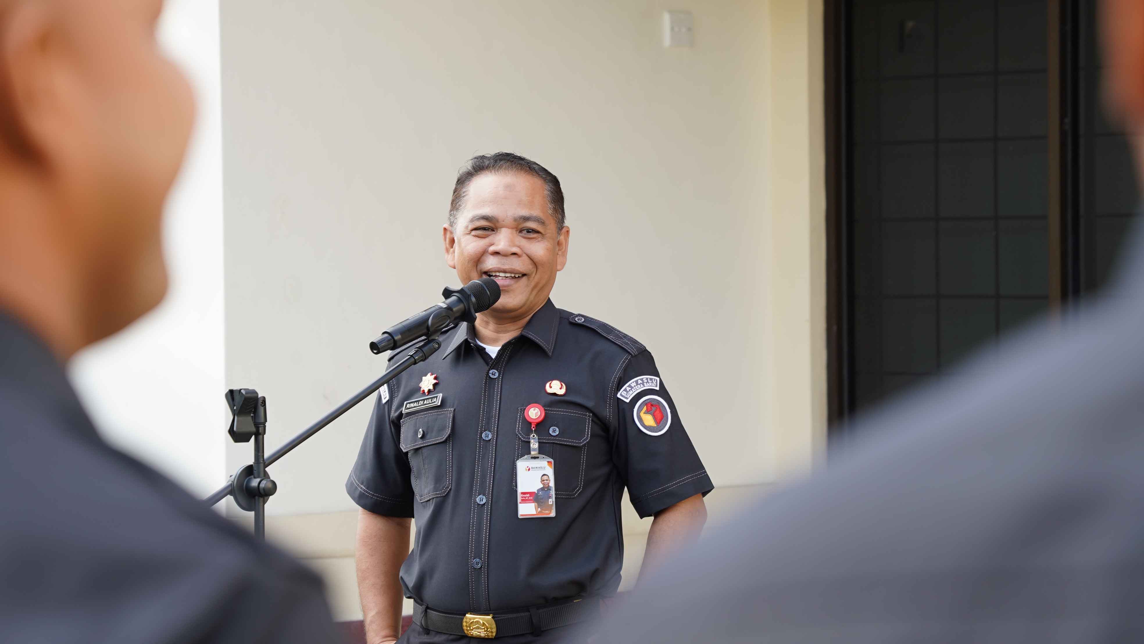 Kepala Sekretariat Bawaslu Provinsi Sumatera Barat, Rinaldi Aulia Pimpin Apel Pagi