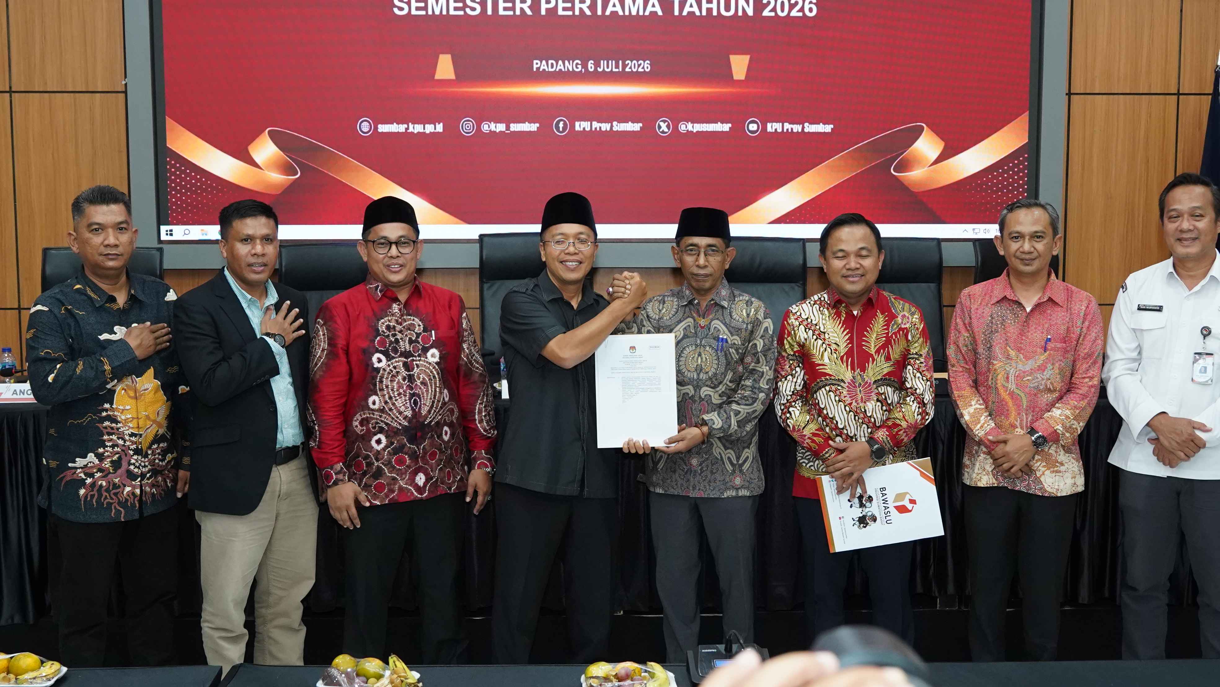 Penyerahan Berita Acara Pleno