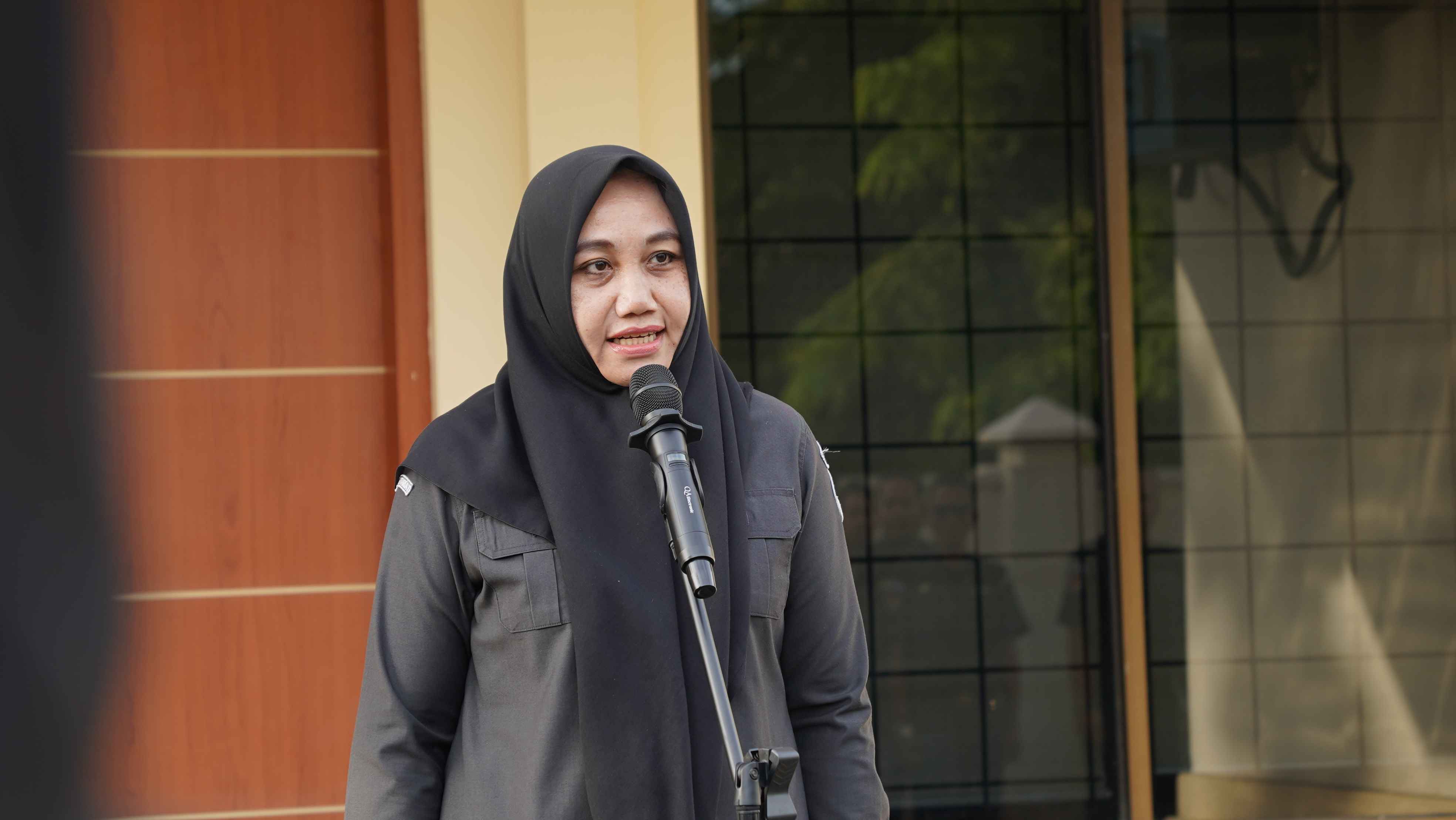 Kepala Bagian Hukum, Humas dan Data Informasi Bawaslu Provinsi Sumatera Barat, Roza Molina sampaikan amanat saat apel pagi, Senin. 27/07/2026