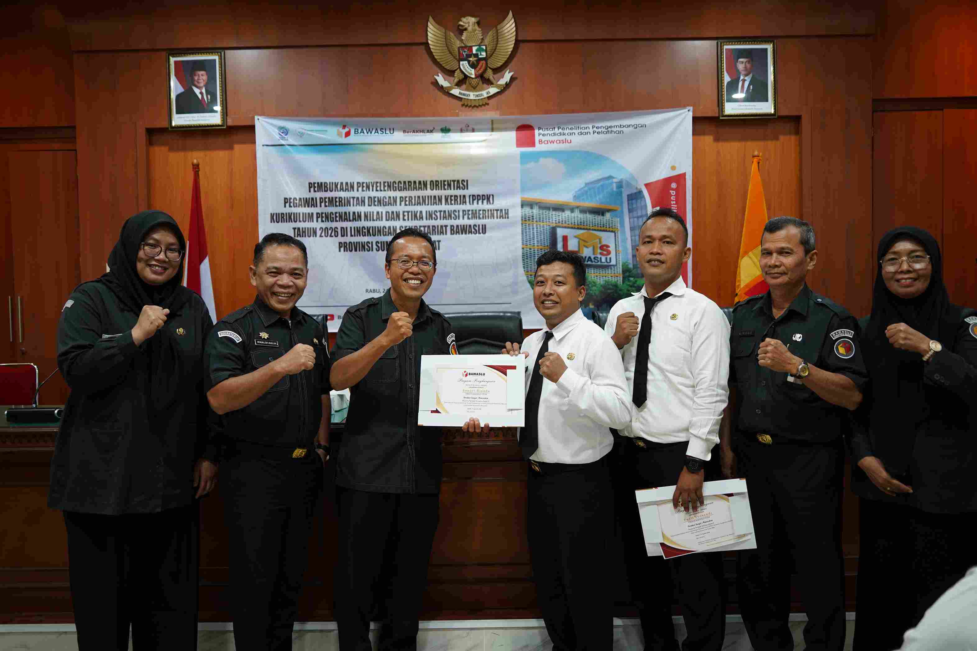 Penyerahan Penghargaan peserta Terbaik Orientasi Pegawai Pemerintan dengan Perjanjian Kerja (PPPK) Bawaslu Tahun 2026. Senin. 10/8/2026