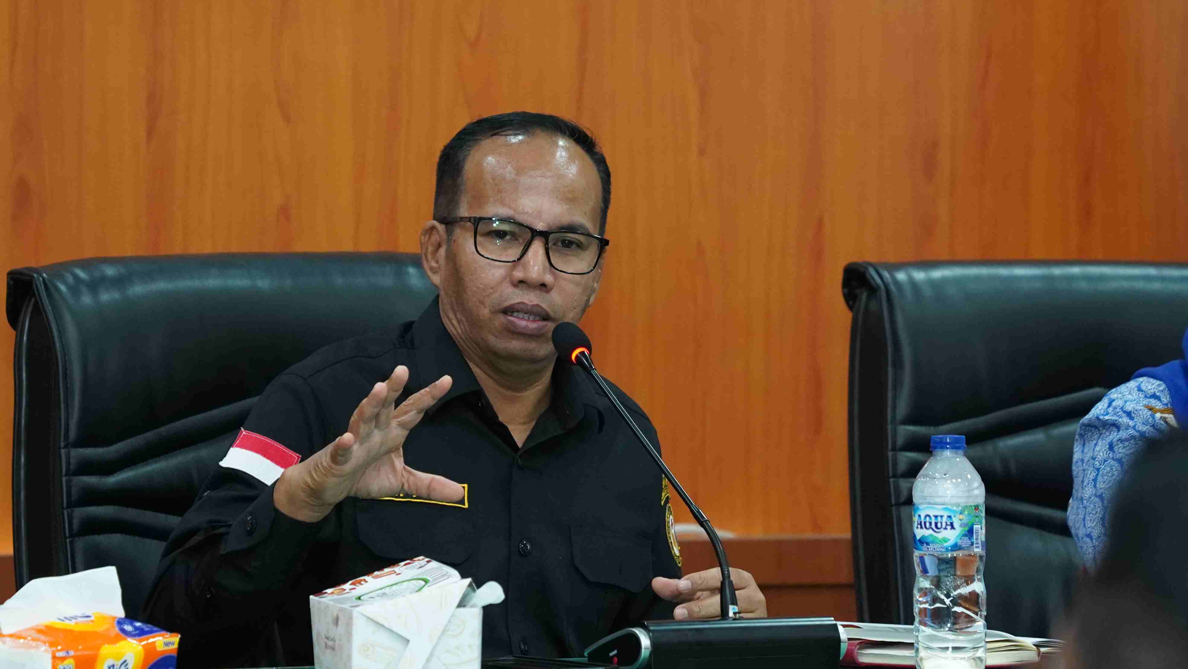 Anggota Bawaslu Provinsi Sumatera Barat, Vifner, selaku Koordinator Divisi Penanganan Pelanggaran, Data dan Informasi Bawaslu Provinsi Sumatera Barat saat memberikan sambutan kegiatan Rapat Dalam Kantor, selasa. 11/08/2026