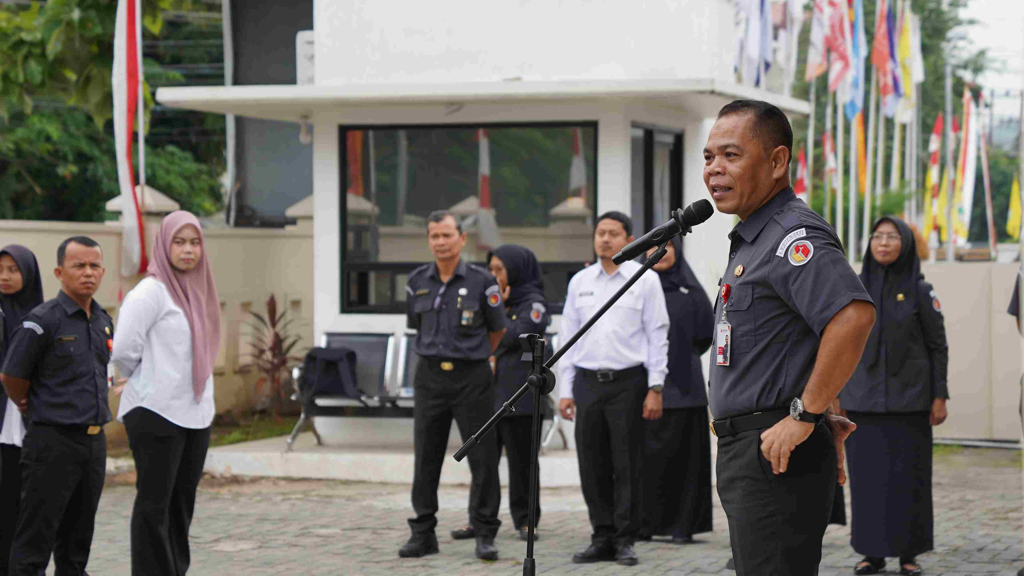 Kepala Sekretariat Bawaslu Sumbar, Rinaldi Aulia Pimpin apel pagi di Lingkungan Sekretariat Bawaslu Provinsi Sumatera Barat, Senin. 31/08/2026