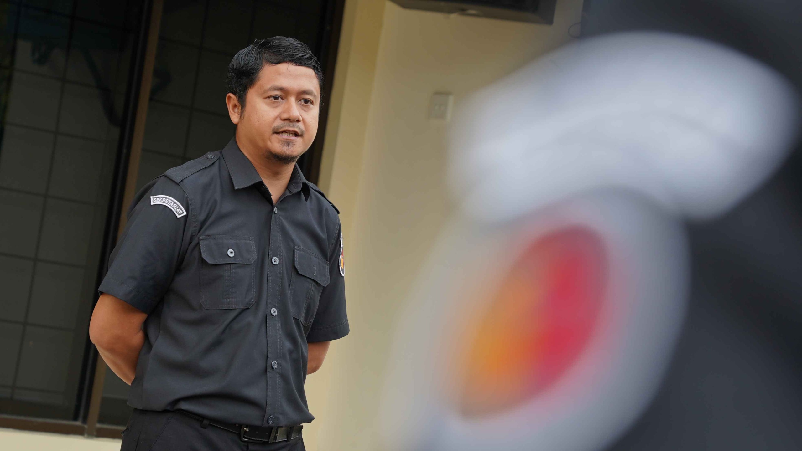 Kepala Bagian Pengawasan Bawaslu Provinsi Sumatera Barat saat pimpin apel pagi, Senin. 03/08/2026