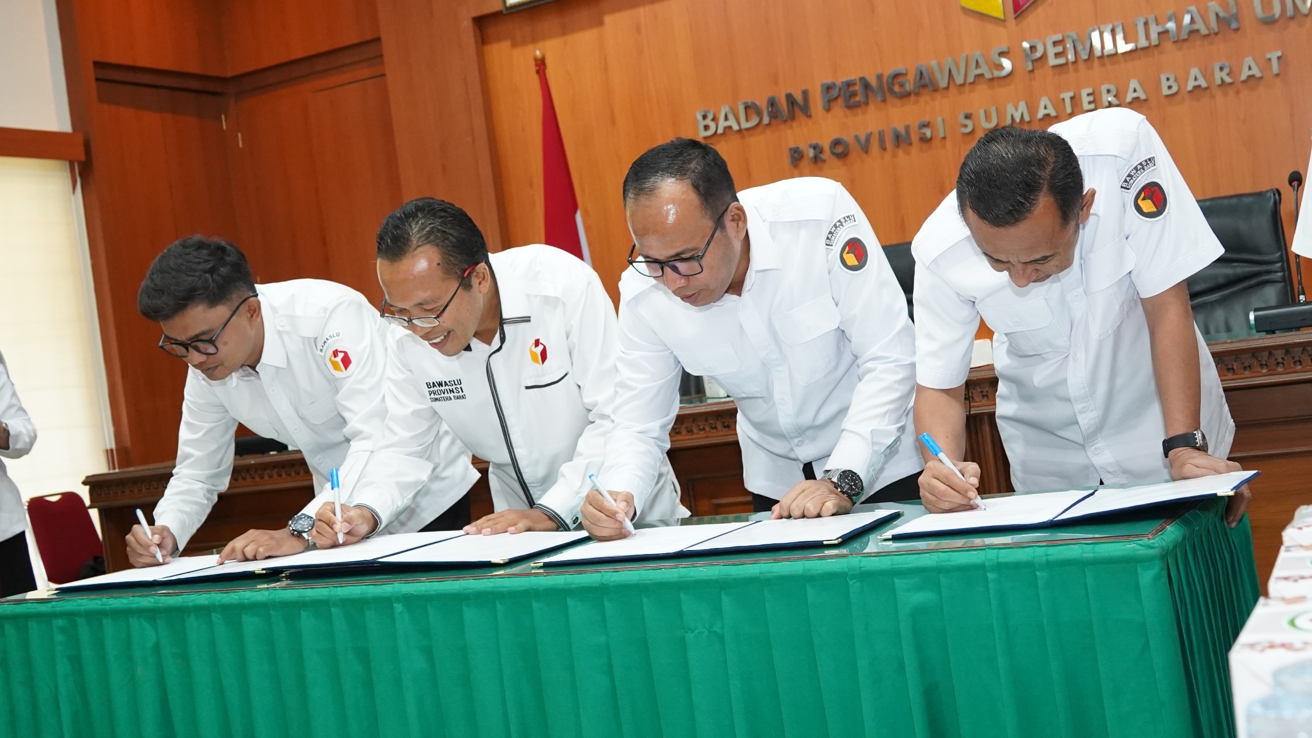 Proses penandatanganan Dokumen Indikator Kinerja Utama (IKU) Tahun 2026, Rabu. 12/08/2026