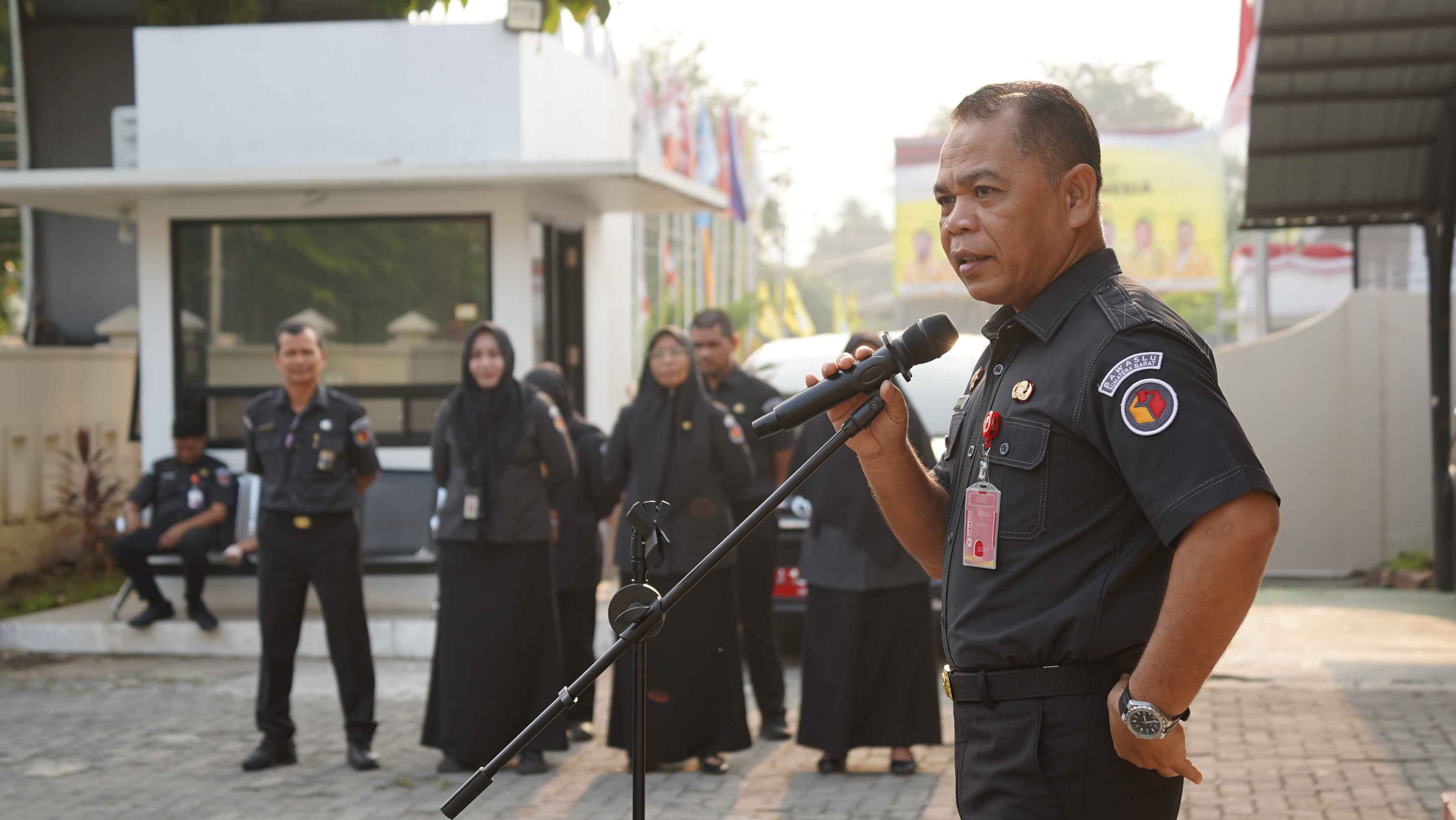 Kepala Sekretariat Bawaslu Provinsi Sumatera Barat, Rinaldi Aulia Pimpin apel pagi, Senin. 07/09/2026