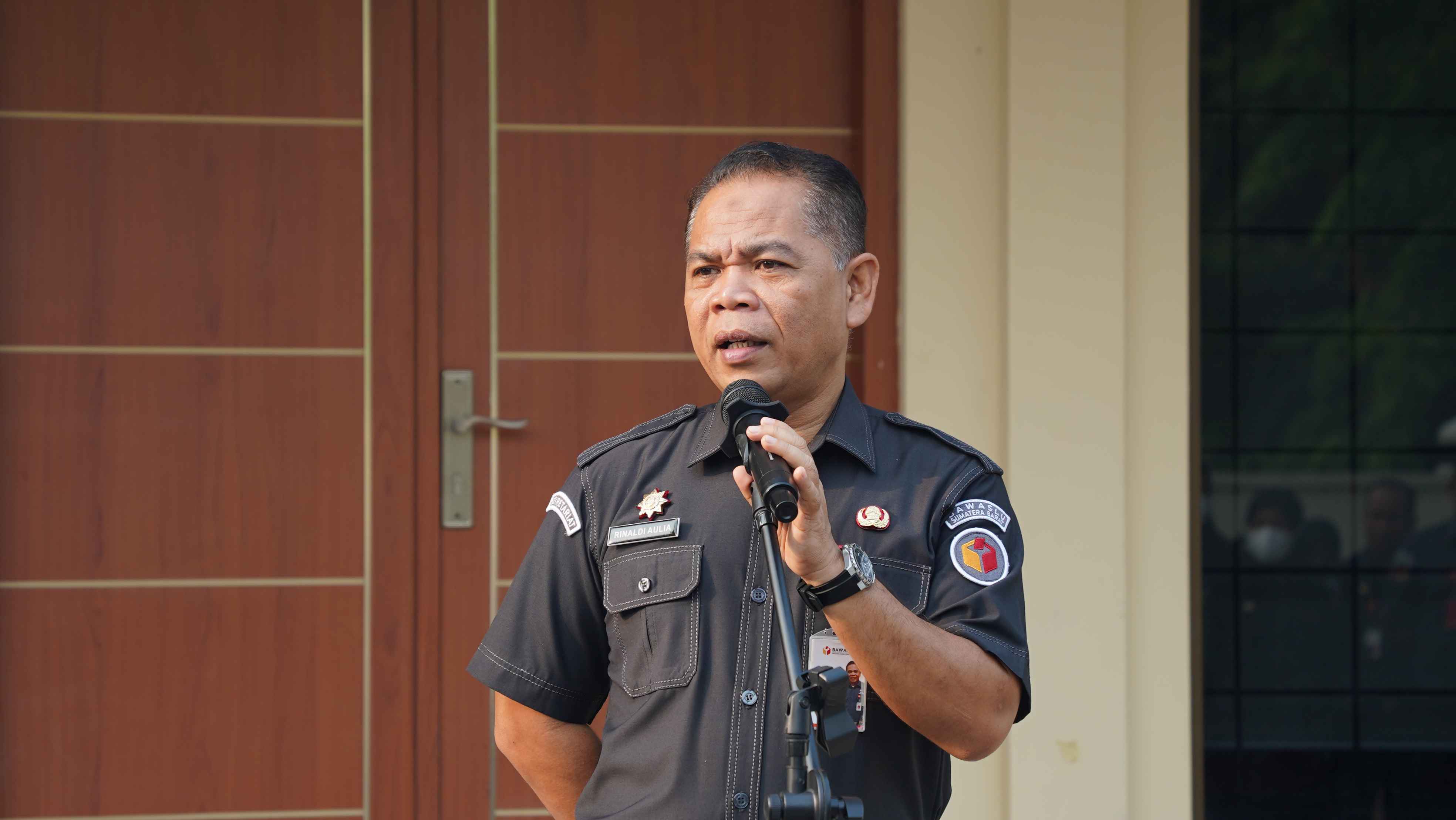 Kepala Sekretariat Bawaslu Provinsi Sumatera Barat, Rinaldi Aulia pimpinn apel pagi pada Senin (14/9/2026)