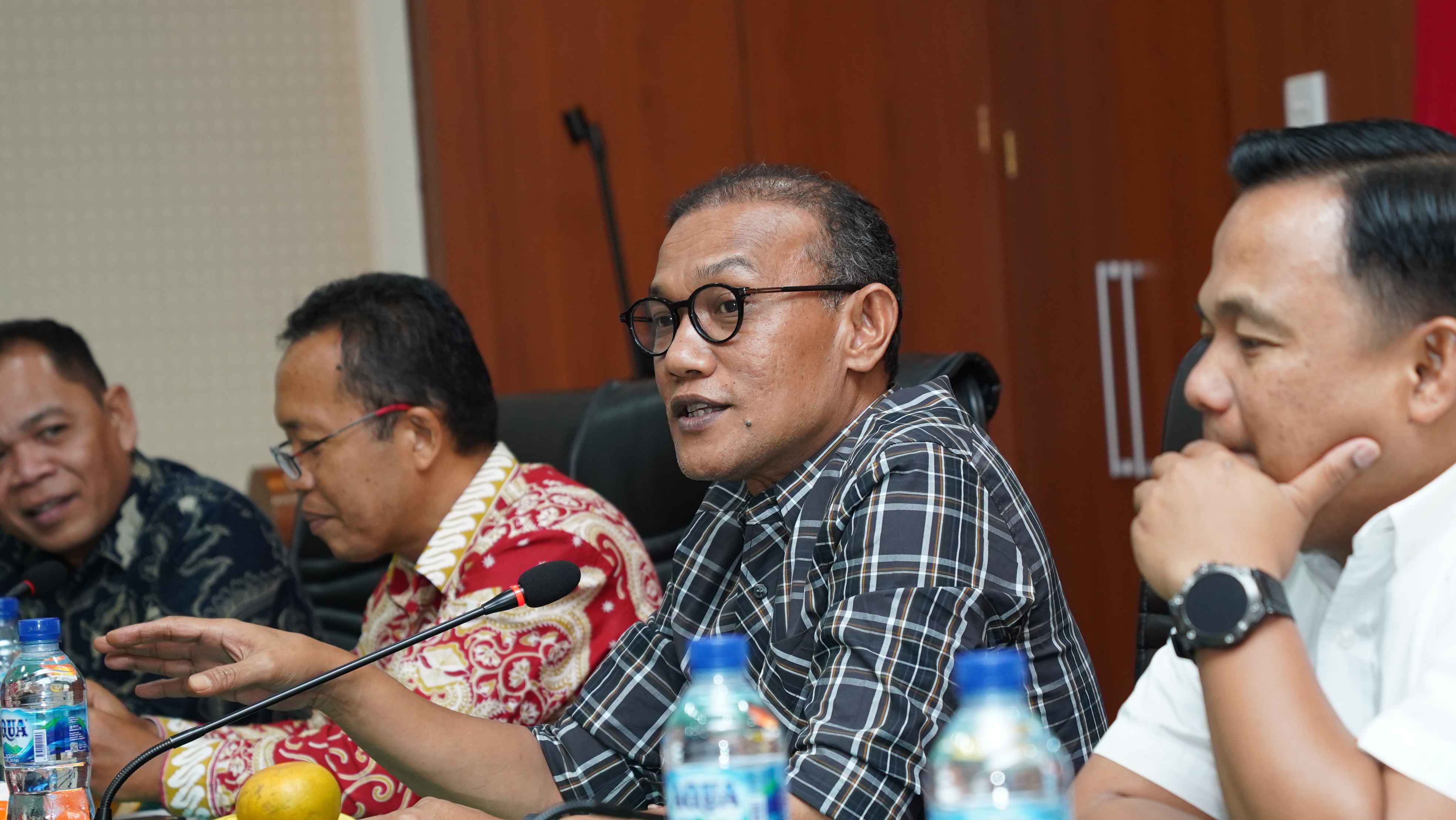 Sekretaris Jenderal Bawaslu RI, Ferdinand Eskol Tiar Sirait memberikan sambutan saat pertemuan di kantor Bawaslu Provinsi Sumatera Barat, Sabtu. 19/9/2026