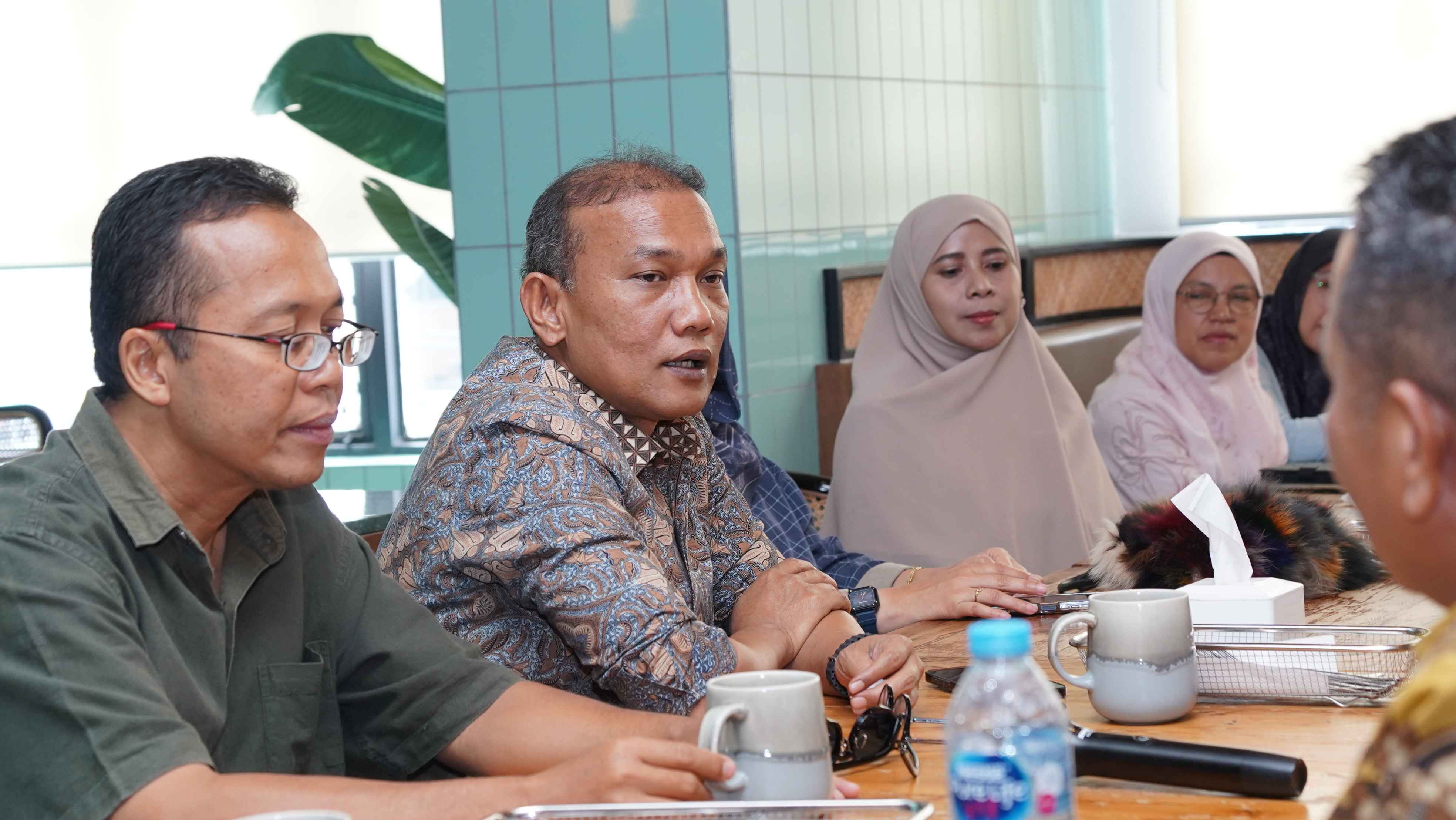 Sekretaris Jenderal Bawaslu Republik Indonesia, Ferdinand Eskol Tiar Sirait berdisukusi bersama Kasek dan Korsek Bawaslu Kabupaten/kota se Provinsi Sumatera Barat, Minggu. 20/09/2026