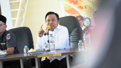 Muhamad Khadafi sampaikan pesan untuk pengelolan Kehumasan Bawaslu Pesisir Selatan, Senin. 13/04/2026