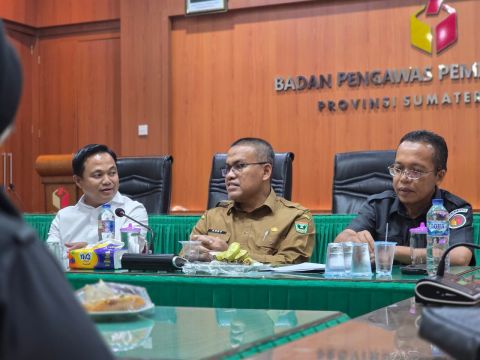 Konsolidasi Demokrasi Badan Pengawas Pemilihan Umum Provinsi Sumatera Barat bersama Sekretars Daerah Provinsi Sumatera Barat, Arry Yuswandi, Selasa. 27/04/2026