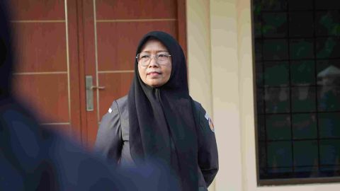 Kepala Bagian Penanganan Pelanggaran dan Penyelesaian Sengketa Bawaslu Provinsi Sumatera Barat, Eriyanti pimpin apel pagi, Senin. 11/05