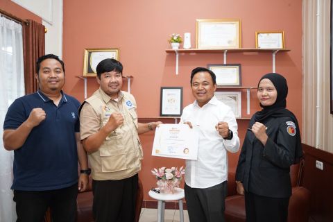 Penyerahan sertifikat Narasumber dalam kegiatan Konsolidasi Demokrasi dan Podcast Ruang Publik kepada Ketua ASITA Sumatera Barat. Senin. 25/05/2026