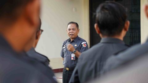 Kepala Sekretariat Bawaslu Provinsi Sumatera Barat, Rinaldi Aulia pimpin Apel rutin, Senin. 15/06