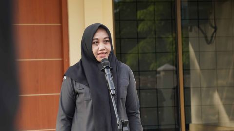 Kepala Bagian Hukum, Humas dan Data Informasi Bawaslu Provinsi Sumatera Barat, Roza Molina sampaikan amanat saat apel pagi, Senin. 27/07/2026