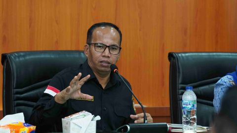 Anggota Bawaslu Provinsi Sumatera Barat, Vifner, selaku Koordinator Divisi Penanganan Pelanggaran, Data dan Informasi Bawaslu Provinsi Sumatera Barat saat memberikan sambutan kegiatan Rapat Dalam Kantor, selasa. 11/08/2026