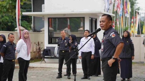 Kepala Sekretariat Bawaslu Sumbar, Rinaldi Aulia Pimpin apel pagi di Lingkungan Sekretariat Bawaslu Provinsi Sumatera Barat, Senin. 31/08/2026