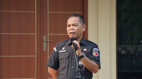 Kepala Sekretariat Bawaslu Provinsi Sumatera Barat, Rinaldi Aulia pimpinn apel pagi pada Senin (14/9/2026)