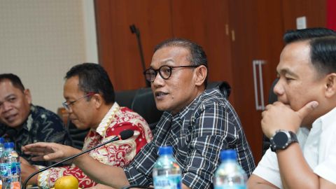 Sekretaris Jenderal Bawaslu RI, Ferdinand Eskol Tiar Sirait memberikan sambutan saat pertemuan di kantor Bawaslu Provinsi Sumatera Barat, Sabtu. 19/9/2026