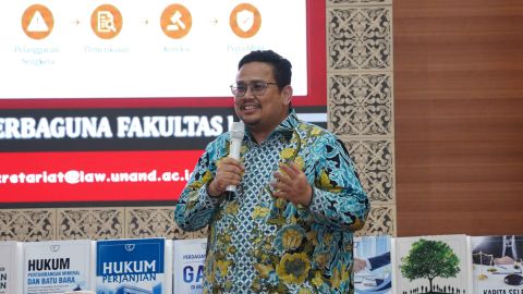Ketua Bawaslu RI, Rahmat Bagja bedah lima buku karya dosen Fakultas Hukum Universitas Andalas dalam rangkaian kegiatan Lustrum XV Fakultas Hukum Universitas Andalas, Jumat. 25/09/2026
