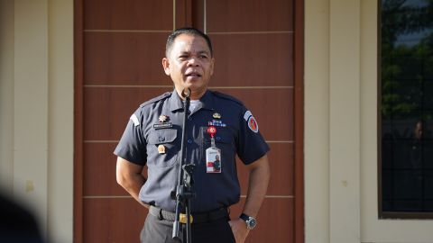 Kepala Sekretariat Bawaslu Provinsi Sumatera Barat, Rinaldi Aulia pimpin apel pagi, Senin. (28/09)