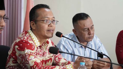 Ketua Bawaslu Provinsi Sumatera Barat, Alni pimpin rapat dalam kantor di Kantor Bawaslu Bukittinggi, Kamis. 29/10/2026