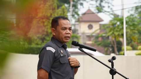 Kepala Sekretariat Bawaslu Provinsi Sumatera Barat, Rinaldi Aulia pimpin Apel pagi, Senin. 19/10/2026