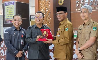 Penyerahan Cendera Mata Dinas Perpustakaan dan Kearsipan Provinsi Sumatera Barat kepada Ketua Bawaslu Provinsi Sumatera Barat, Selasa. 20/01/2026