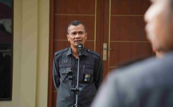 Kepala Bagian Administrasi Bawaslu Provinsi Sumatera Barat, Mafral saat pimpin apel pagi, Senin. 12/01/2026