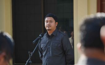 Fadhlul Hanif saat menyampaikan amanat apel senin di halaman kantor Bawaslu Provinsi Sumatera Barat, Senin. 26/01/2026