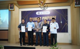 Kepala Sekretariat Bawaslu Provinsi Sumatera Barat, Rinaldi Aulia menerima penghargaan sebagai unit kerja dengan satuan kerja (satker) binaan pada Indikator Kinerja Pelaksanaan Anggaran (IKPA) Tahun Anggaran 2025.