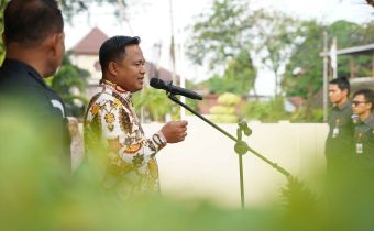 Muhamad Khadafi saat pimpin apel pagi di lingkungan sekretariat Bawaslu Provinsi Sumatera Barat, Senin. 02/02/2026