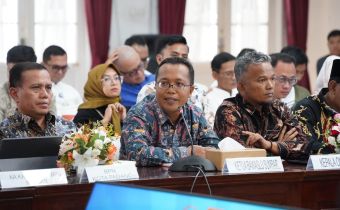 Ketua Bawaslu Provinsi Sumatera Barat, Alni sampaikan pendapat dalam pertemuan reses Komisi II DPR RI di Sumatera Barat, Jumat. 20/02/2026.