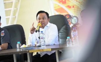 Muhamad Khadafi sampaikan pesan untuk pengelolan Kehumasan Bawaslu Pesisir Selatan, Senin. 13/04/2026