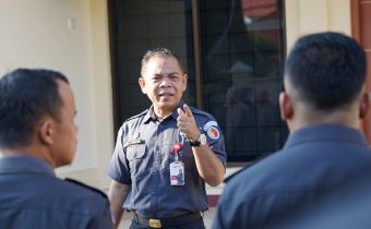 Rinaldi Aulia selaku Kepala Sekretariat Bawaslu Provinsi Sumatera Barat saat menyampaikan amanat Apel pagi, Senin. 20/04/2026