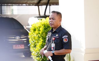 Kepala Sekretariat Bawaslu Provinsi Sumatera Barat, Rinaldi Aulia pimpin apel rutin, Senin. 04/05.