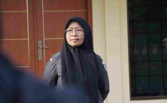 Kepala Bagian Penanganan Pelanggaran dan Penyelesaian Sengketa Bawaslu Provinsi Sumatera Barat, Eriyanti pimpin apel pagi, Senin. 11/05