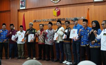 Penandatanganan MOU Pengawasan Partisipatif antara Bawaslu Provinsi Sumatera Barat dengan berbagai elemen trategis Masyarakat, Rabu. 20/05/2026
